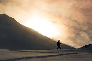 Wandern und Wandern im Schnee in Japan. Warmes Licht