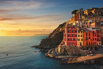 Wunderschöner Sonnenuntergang über dem Dorf Riomaggiore. Cinque Terre