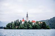 Kerk midden in het meer van Bled, Slovenië van Ratna Bosch thumbnail