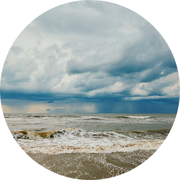 donkere wolken pakken samen boven de Noordzee