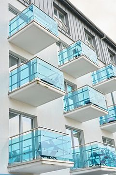 Gevel van een huis met blauwe balkons van Heiko Kueverling