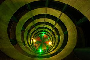 Wunderschön beleuchtetes Spiralparkhaus