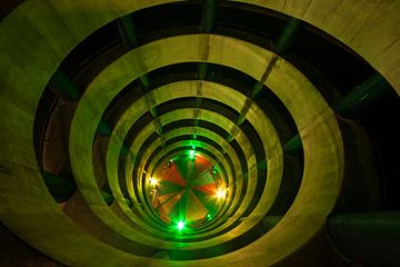 Mooi verlichte Spiraal parkeer garage van Peter Haastrecht, van