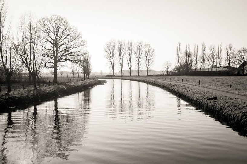 Uitzicht over een smalle Nederlandse rivier in het winter seizoen van Ruud Morijn