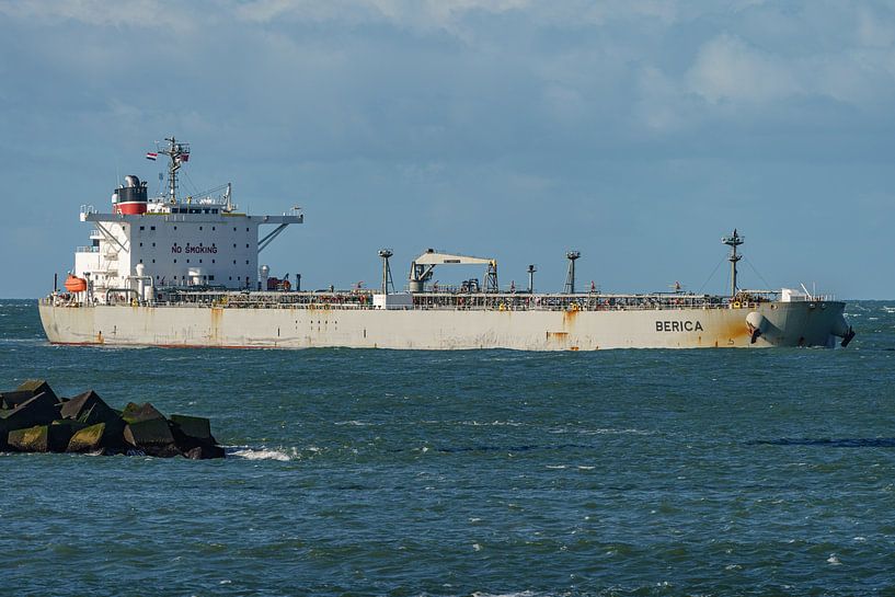 Der Öltanker Berica läuft in den Hafen von Rotterdam ein. von Jaap van den Berg