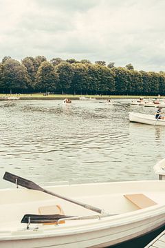 Boote im Versailles-Kanal von Patrycja Polechonska