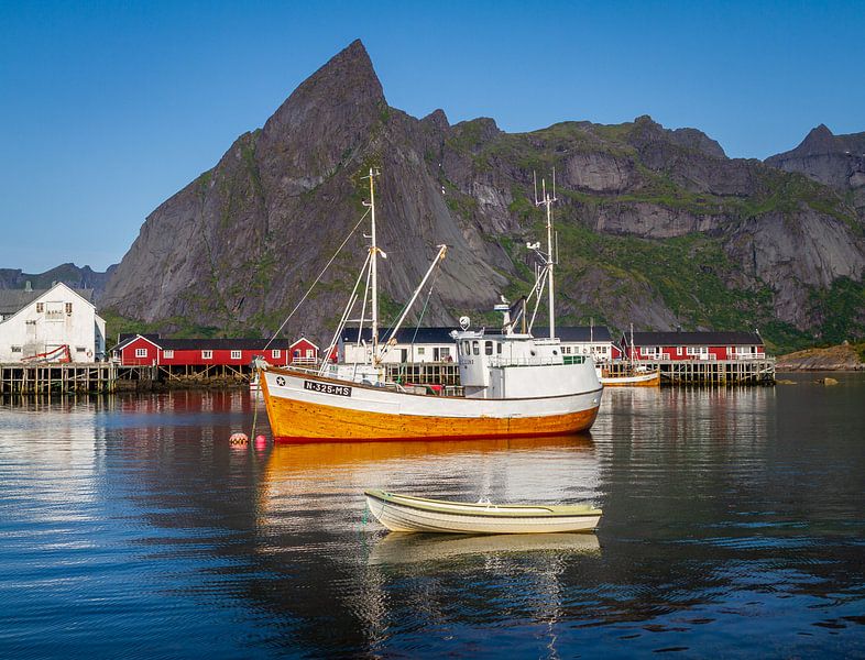 Vissersboot op de Lofoten in Noorwegen. van Hamperium Photography