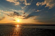 Sonnenuntergang am Strand von Ameland mit Wolken von Caroline van der Vecht Miniaturansicht