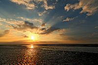 Coucher de soleil sur la plage d'Ameland avec nuages