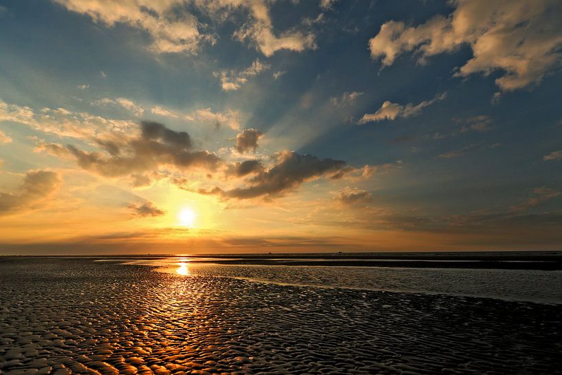 Sonnenuntergang am Strand von Ameland mit Wolken von Caroline van der Vecht