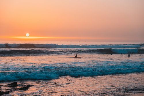 Surfers aan de kust van Marokko