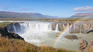 Godafoss waterval op IJsland met regenboog van Lynxs Photography