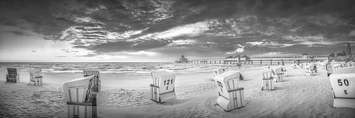 Strand van Heringsdorf op het eiland Usedom in zwart-wit.