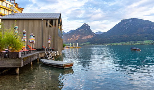 aan de oever van de Wolfgangsee in de Oostenrijkse Alpen (Salzkammergut), St. Wolfgang.