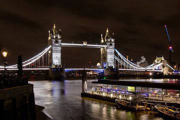 Tower Bridge in het donker