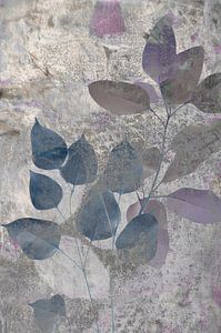 Botanisch Blad in Blauw en Paars tinten op een 'Grungy' achtergrond van Behindthegray