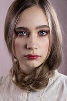 Vrouw met vlecht om haar hals