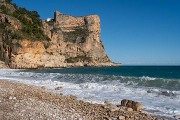 Golven en rotsachtige baai aan de Middellandse Zeekust van Adriana Mueller