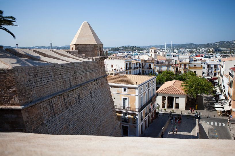 Ibiza-Stadt: Blick von der Altstadtmauer auf die Stadt von t.ART