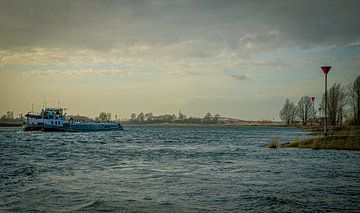 Schip in najaars storm op Rivier de IJssel bij Zwolle van Wildlife Designs