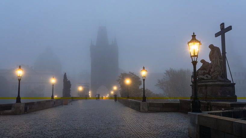 Nebliger Morgen in Prag von Anges van der Logt