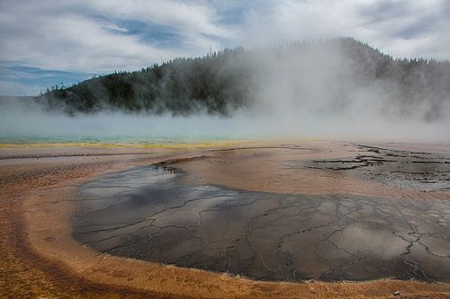 Bassin de geyser dans le parc national américain de Yellowstone sur Christien Brandwijk