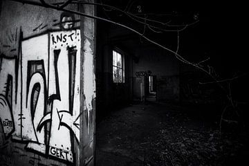 urbex gebouw met graffiti in Duitsland, zwart wit van Ger Beekes