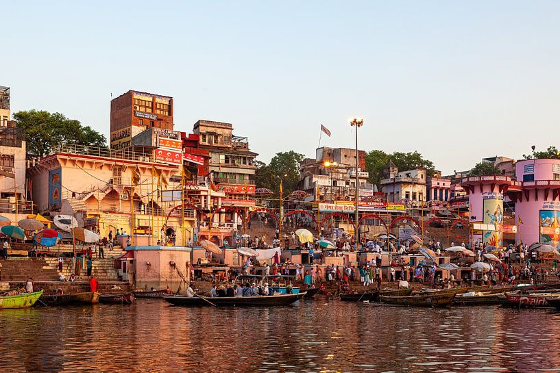 Die Ghats von Varanasi am Ganges von Roland Brack