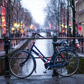 Fiets op de Wallen van Amsterdam van Colin Eusman