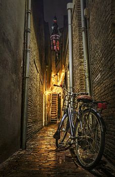 Steeg in Breda met sfeerverlichting en Grote Kerk op de achtergrond