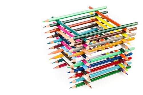 Vierkant constructie van verschillende kleuren potloden.