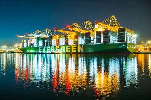 Containerschip Ever Alp aangemeerd bij de containerterminal