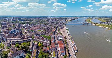 Luchtfoto panorama van de stad Nijmegen aan de rivier de Waal in Nederland van Eye on You