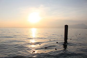 Ondergaande zon in Lazise aan het Gardameer van Audrey Nijhof