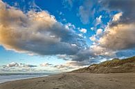 Nuages, plage avec mer du Nord et dunes par eric van der eijk Aperçu