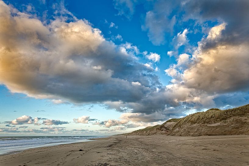 Nuages, plage avec mer du Nord et dunes par eric van der eijk