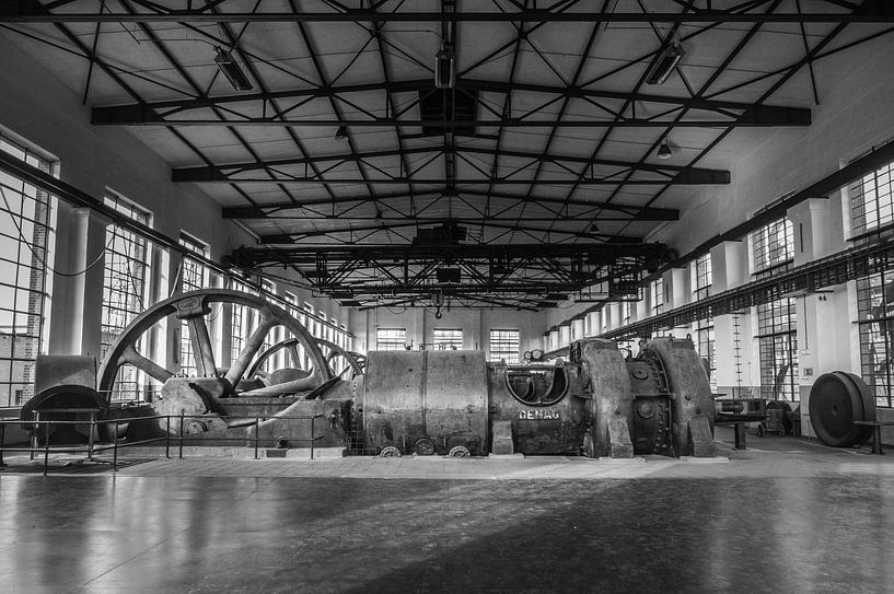 Industrial fabriekshal met grote machines van Patrick Verhoef