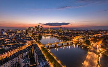 De skyline van Frankfurt na zonsondergang van Robin Oelschlegel