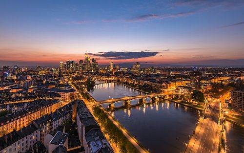 De skyline van Frankfurt na zonsondergang