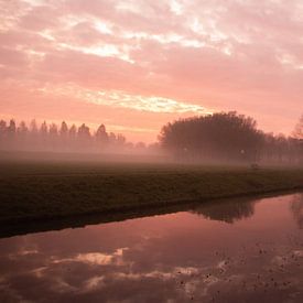 Sonnenaufgang in Zoetermeer mit Nebel. von Kyra Hoekema