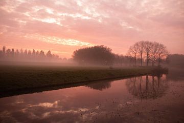 Lever de soleil à Zoetermeer avec le brouillard. sur Kyra Hoekema