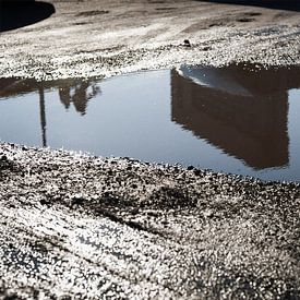 Reflexion in einem städtischen See von Arthur van Iterson