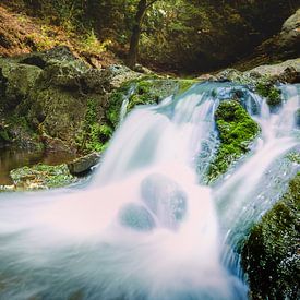 Wasserfall zwischen felsigem Fluss in den Bergen von Fotografiecor .nl