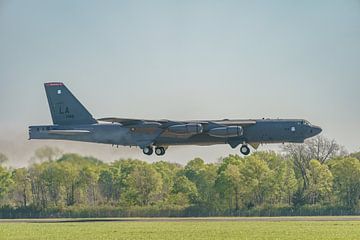 Take-off Boeing B-52 Stratofortress bommenwerper. van Jaap van den Berg