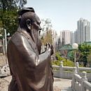 Confucius standbeeld in de Wong Tai Sin Tempel in Hong Kong van t.ART thumbnail