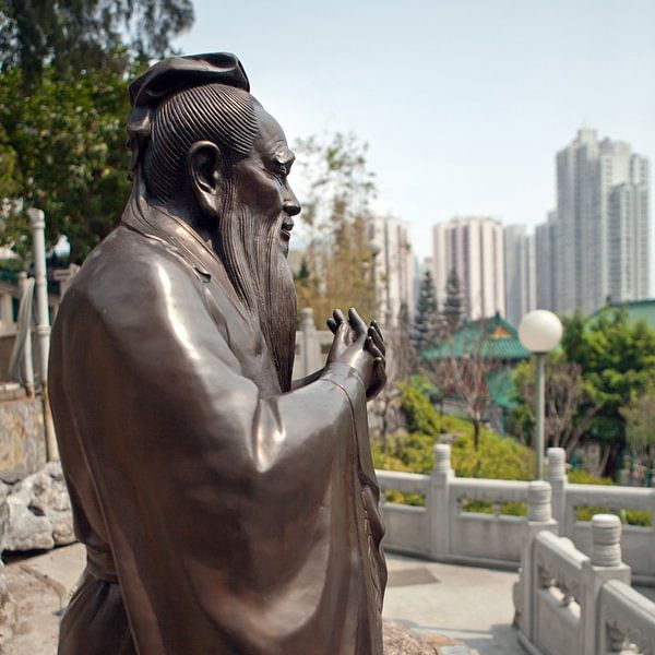 Confucius standbeeld in de Wong Tai Sin Tempel in Hong Kong van t.ART