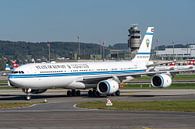 Een mooie sierlijke Airbus A340-500 van de regering van Koeweit (9K-GBA) taxiet naar een platform om van Jaap van den Berg thumbnail