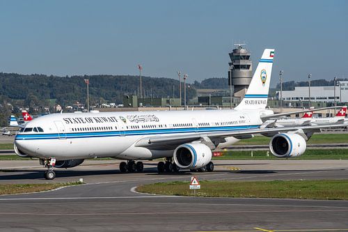 Een mooie sierlijke Airbus A340-500 van de regering van Koeweit (9K-GBA) taxiet naar een platform om