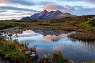 Spiegelend meer met bergen bij zonsopkomst op Skye van Annette Schoof thumbnail