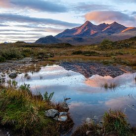 Spiegelend meer met bergen bij zonsopkomst op Skye van Annette Schoof